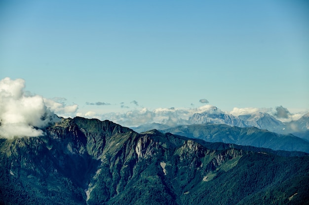 Beaux nuages et brouillard parmi le paysage de montagne.