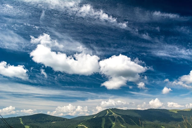 Beaux nuages sur les Carpates ukrainiennes