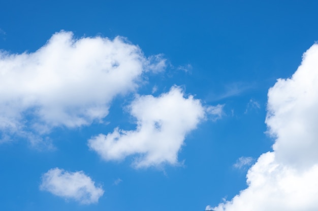 Beaux nuages de ciel bleu pour le fond.