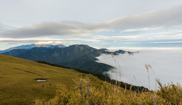 Beaux nuages et ciel dans la montagne