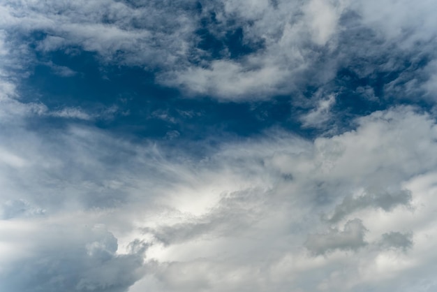 Beaux nuages sur le ciel et le soleil avec des rayons