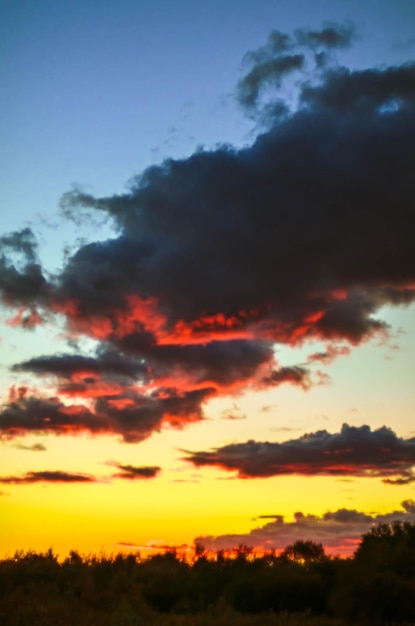 Beaux nuages sur le ciel et le soleil avec des rayons