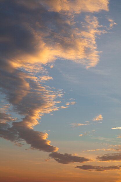 Beaux nuages coucher de soleil moelleux orange dramatique dans le ciel