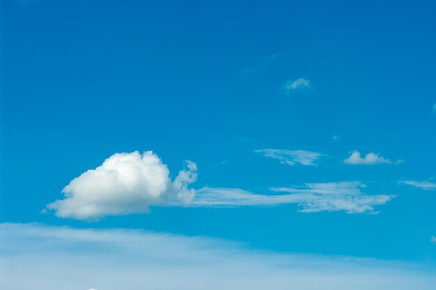 Beaux nuages dans le ciel bleu Ciel bleu avec fond de nuages