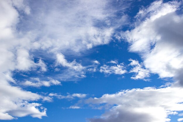 Beaux nuages dans le ciel bleu Ciel bleu avec fond de nuages