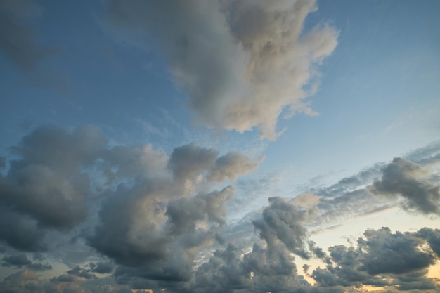 Beaux nuages dans le ciel bleu le soir au coucher du soleil après la pluie