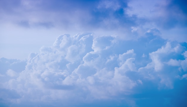 Beaux nuages dans un ciel bleu, vue de dessus.