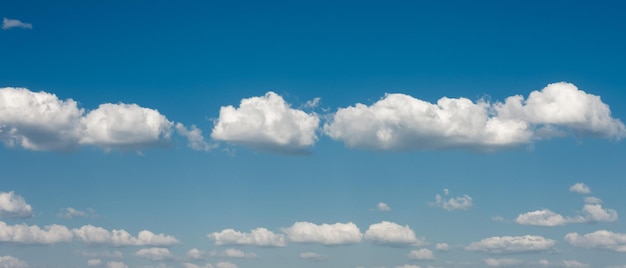 Beaux nuages dans le ciel bleu