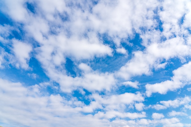 Beaux nuages dans le ciel bleu