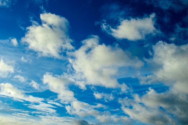 Beaux nuages dans le ciel bleu