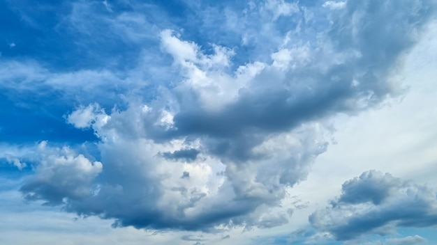 Beaux nuages dans le ciel ensoleillé