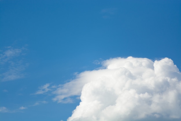 Beaux nuages dans le ciel