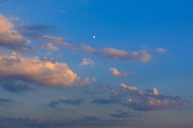 De beaux nuages dans le ciel