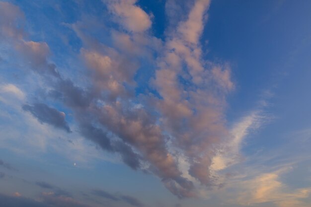 De beaux nuages dans le ciel