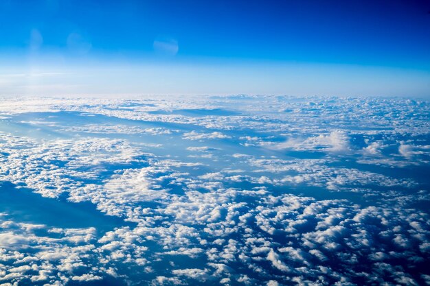Beaux nuages dans le fond naturel du ciel bleu