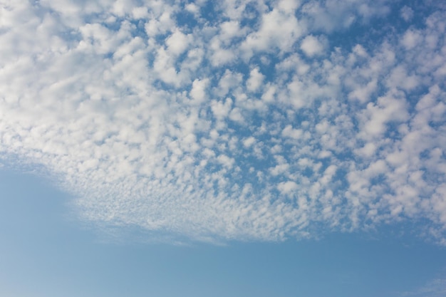 Beaux nuages dramatiques atmosphériques le soir au coucher du soleil