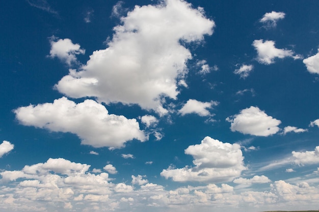 Beaux nuages dramatiques atmosphériques le soir au coucher du soleil