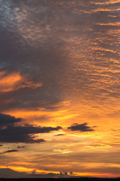 Beaux nuages dramatiques atmosphériques le soir au coucher du soleil.