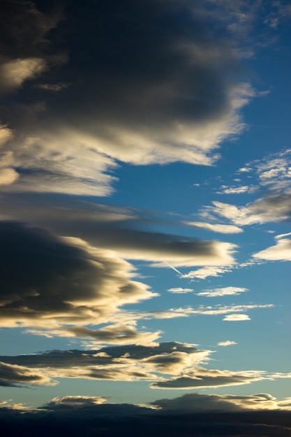 Beaux nuages dramatiques pendant le coucher du soleil