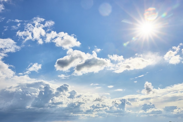 Beaux nuages duveteux sur ciel bleu