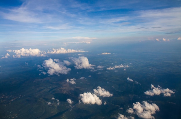 De beaux nuages épais dans le ciel depuis la hauteur de l'avion