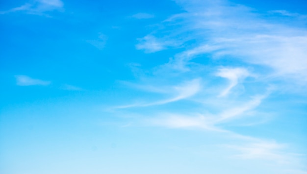 Beaux nuages ​​sur fond de ciel bleu.