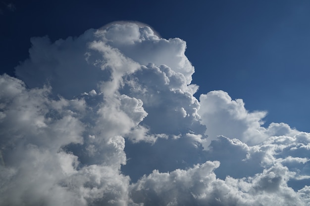 Beaux nuages avec fond de ciel bleu