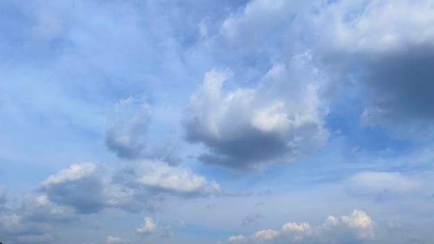 Beaux nuages et fond de ciel