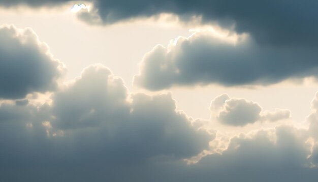 De beaux nuages gris nuageux minimes bloquent le fond lumineux