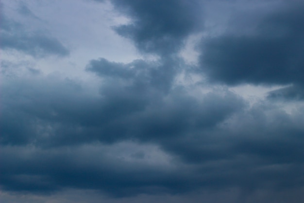 Beaux nuages gris