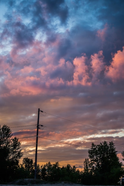 Beaux nuages magnifiques au coucher du soleil dans le ciel