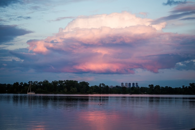 Beaux nuages magnifiques au coucher du soleil dans le ciel