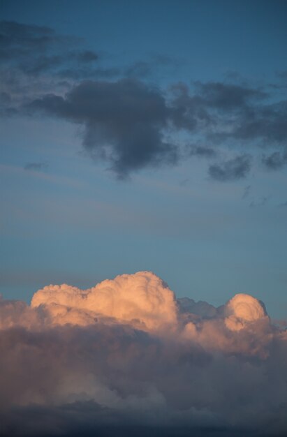 Photo beaux nuages magnifiques au coucher du soleil dans le ciel