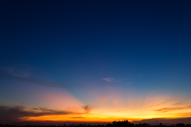 Beaux nuages ​​moelleux avec fond de coucher de soleil du soir