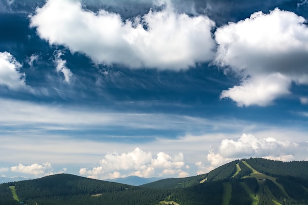 Beaux nuages sur les montagnes. Paysage d'été. Carpates ukrainiennes