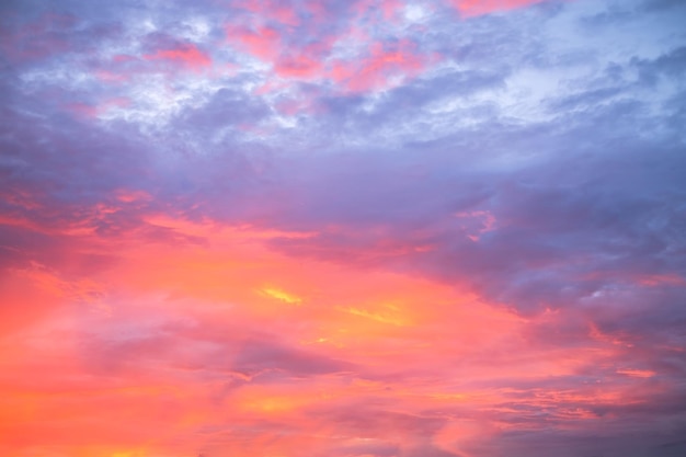 beaux nuages d'or orange à dégradé doux de luxe et lumière du soleil sur le ciel bleu parfait pour l'arrière-plan prendre dans verningTwilight