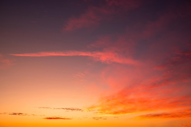 Beaux nuages d'or orange à dégradé doux de luxe et lumière du soleil sur le ciel bleu, parfaits pour l'arrière-plan à prendre dans everningTwilight Photo de paysage haute définition de grande taille