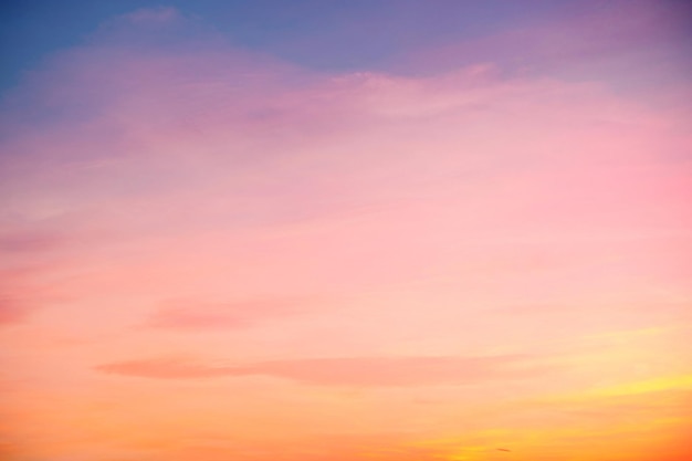 De beaux nuages orange et la lumière du soleil sur le ciel bleu parfait pour l'arrière-plan prendre le crépuscule du matin