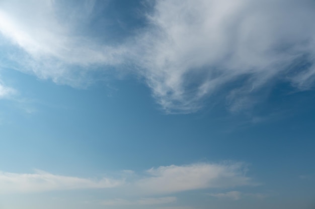 Beaux nuages pelucheux dans le ciel du soir La lumière du soleil donne une lumière latérale sur les nuages Nuages avant la pluie