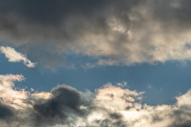 Beaux nuages pelucheux dans le ciel du soir La lumière du soleil donne une lumière latérale sur les nuages Nuages avant la pluie