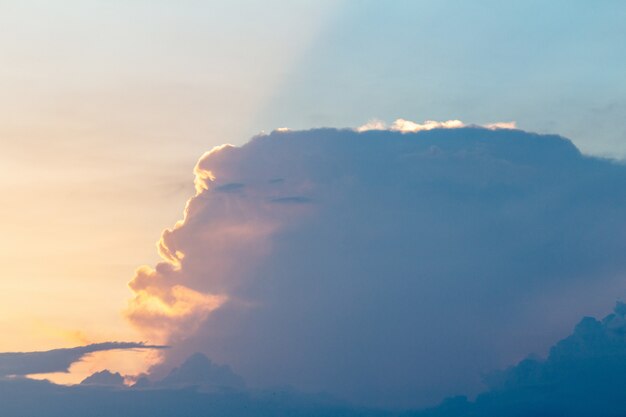 Beaux nuages pittoresques sur le ciel bleu. Météo, fond de concept de nature.