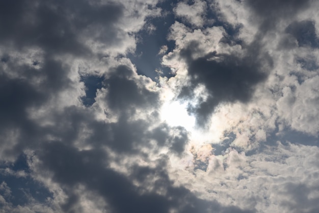 Beaux nuages de pluie en automne