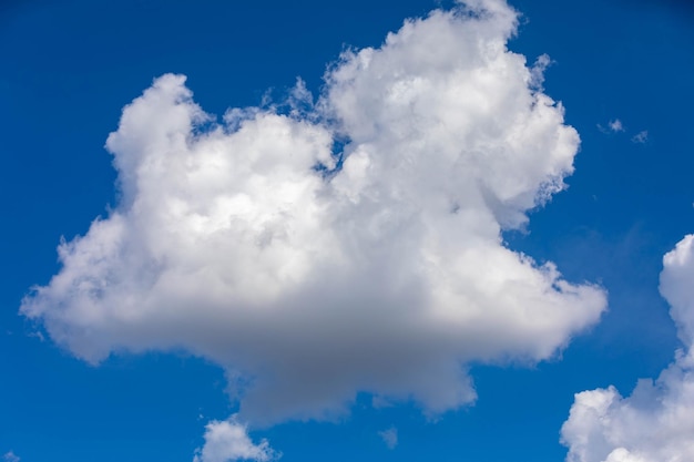 De beaux nuages traditionnels dans le ciel bleu