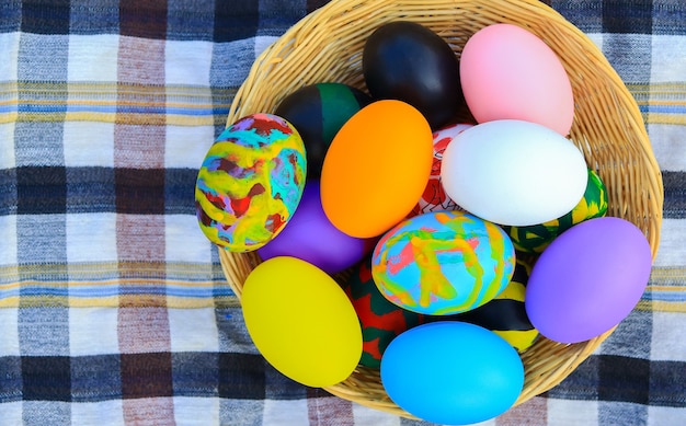 Photo beaux oeufs de pâques colorés dans un panier pour le jour de pâques