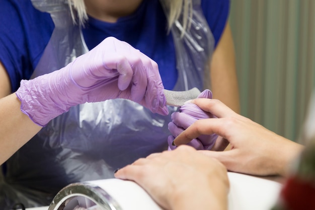 De beaux ongles sur les mains des brunes.