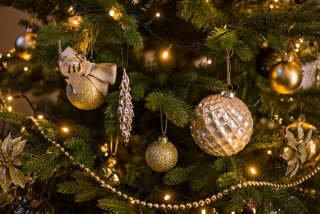 Beaux ornements dans l'arbre de Noël