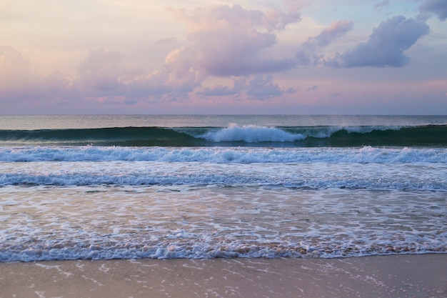 Beaux panoramas sur la mer bleue