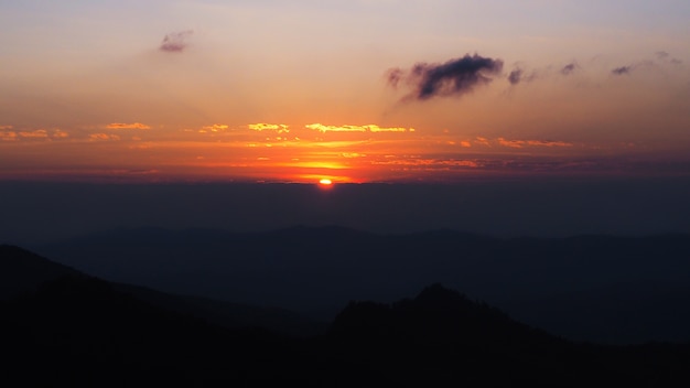 Beaux paysages au coucher du soleil après les montagnes