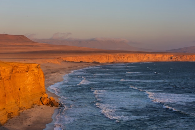 Beaux paysages côtiers dans la réserve nationale de Paracas, région d'Ica, côte Pacifique du Pérou.