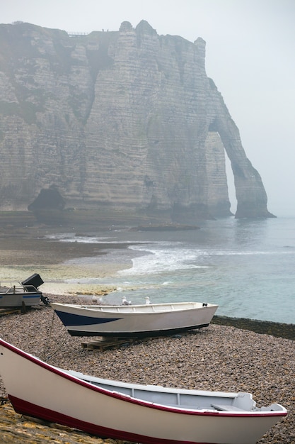 Beaux paysages sur la falaise d'Etretat et bateaux au premier plan par temps nuageux. La France